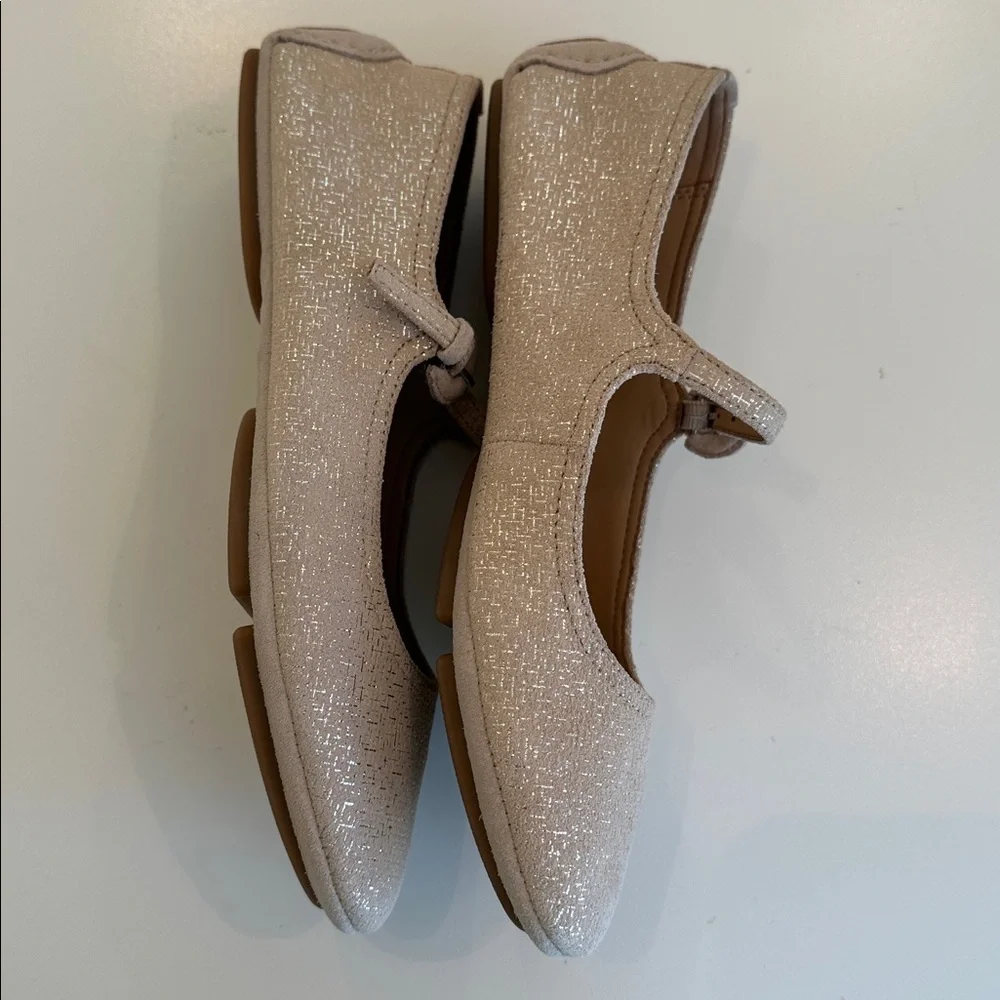 New Donald J. Pliner Beige Mary Jane Shoes. Size 7B.